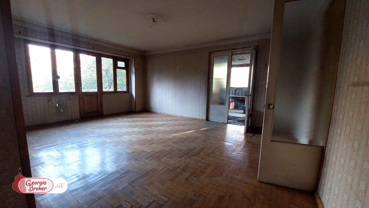 old repaired 6-room apartment for sale